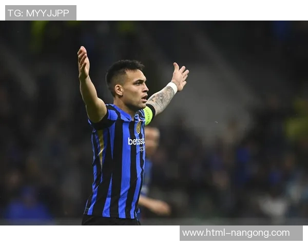 马丁内斯的传奇旅程：从青涩球员到足球巨星的蜕变与荣耀